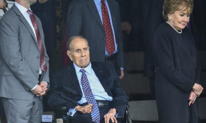 Former Sen. Bob Dole Diagnosed With Stage 4 Lung Cancer