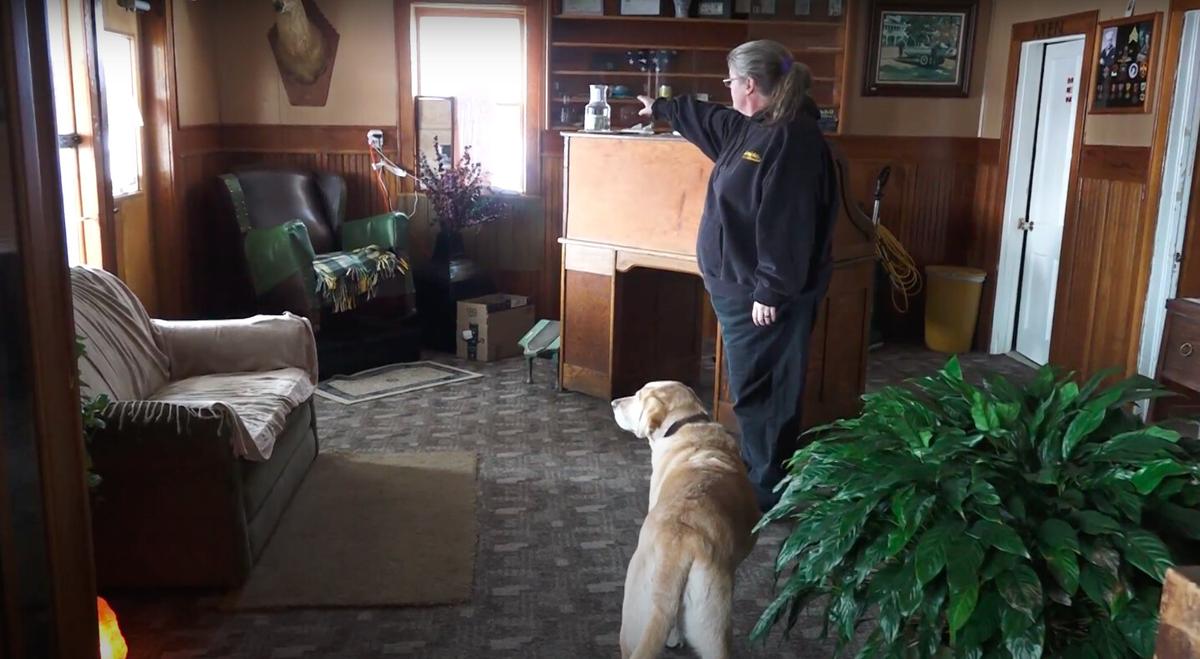 Laurie Cox, owner of the Stroppel Hotel and Mineral Baths, with her dog Heidi in Midland, S.D., on Feb. 10, 2020. (Screenshot/NTD)