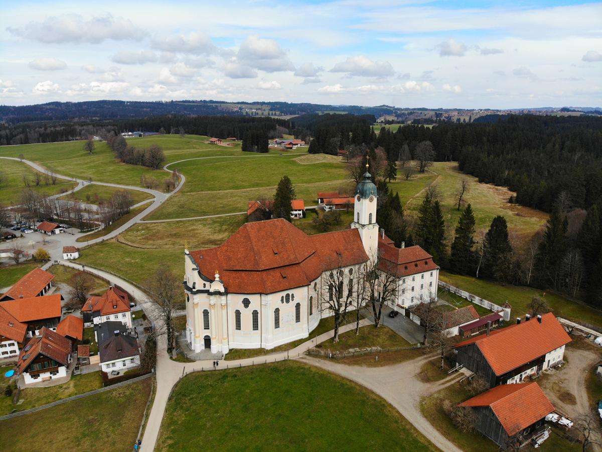 In the foothills of the Alps lies the oval Pilgrimage Church of Wies. (HaSe/CC-BY-SA 4.0)