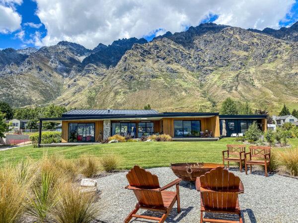 A villa in Otago, South Island, New Zealand, provides a perfect spot for a family to gather. (Courtesy of HomeToGo)
