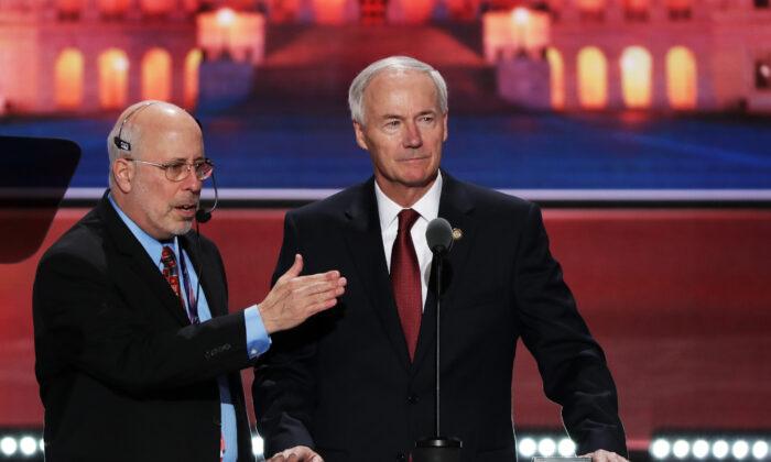 Arkansas Governor Urges Biden to Coordinate COVID-19 Vaccine Distribution With States