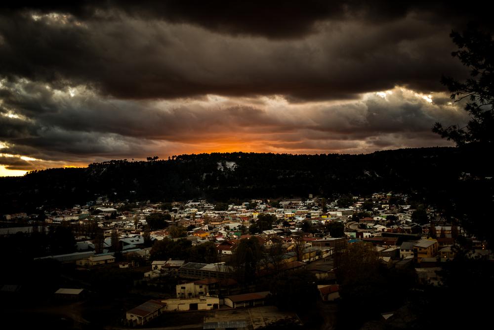 The town of Creel, Mexico, enshrouded in near darkness. (Obeezyjay/Shutterstock)