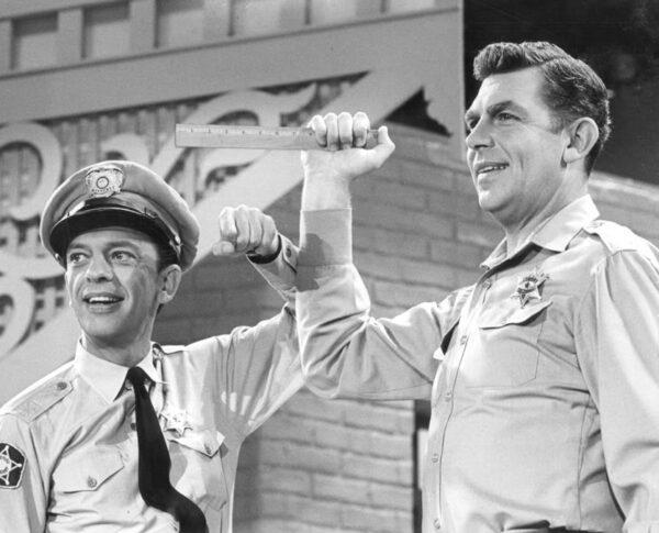 Don Knotts and Andy Griffith as their "The Andy Griffith Show" characters—Barney Fife and Andy Taylor—in a 1965 still taken from a CBS variety special. (PD-PRE1978)