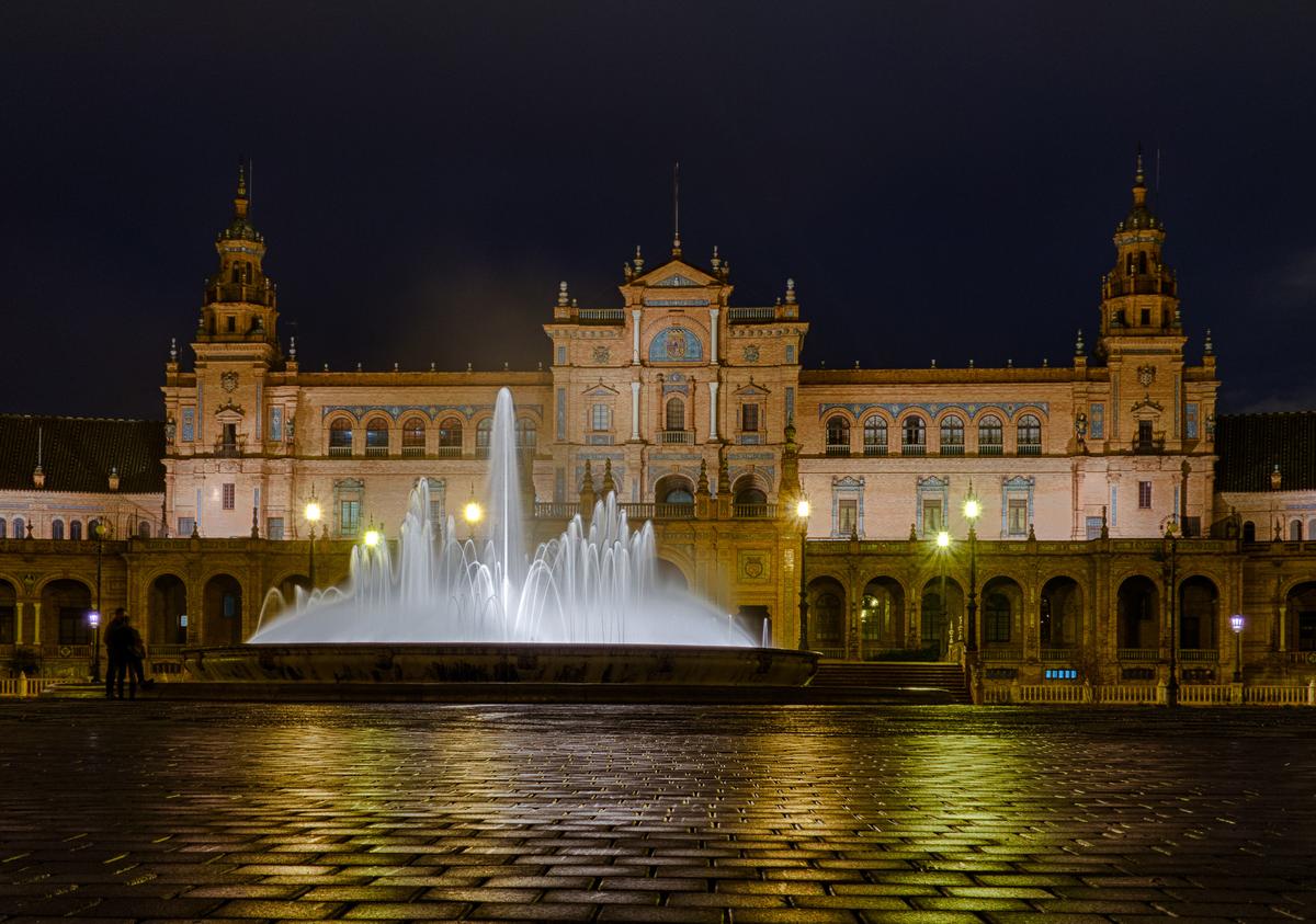 A nighttime shot of the Plaza de España highlights the beautiful contrasts between the brickwork and the blue tiles. (Sergey Ashmarin/CC-BY-SA-3.0)