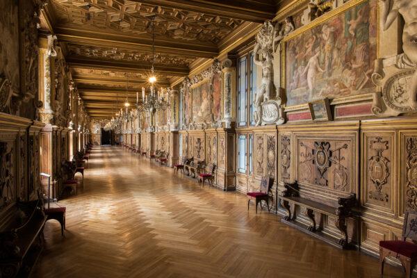 The Francis I Gallery shows remarkable Renaissance craftsmanship, the extravagance of which France had not seen before. In this gallery, carved wood paneling and stucco blocks with rolled leather motifs dominate the space, and magnificent sculptures frame the frescoes. (Serge Reby)
