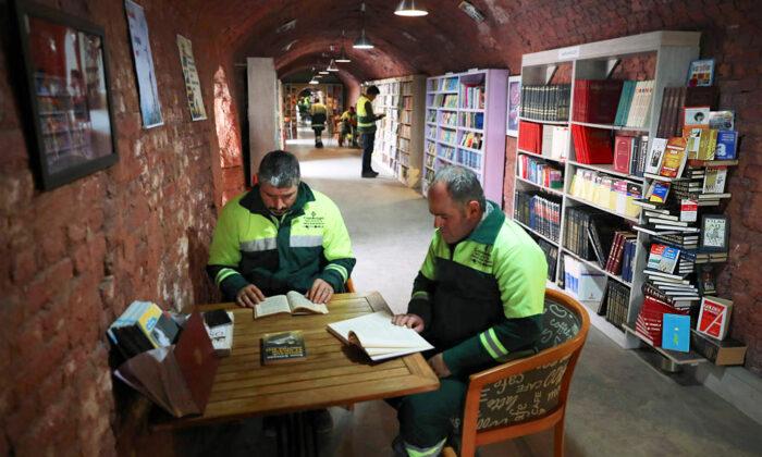 Garbage Collectors Rescue Discarded Books From the Trash, Create Library for the Public
