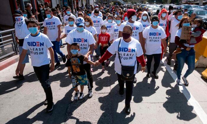 Migrants Photographed Wearing ‘Biden, Please Let Us In’ T-Shirts at US-Mexico Border