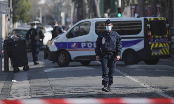 France: Man Wielding Knife Arrested Outside Jewish School