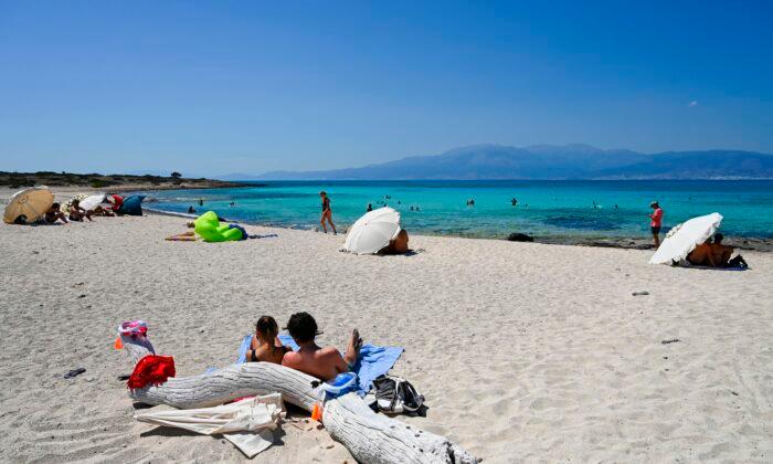 Greece, Cyprus Woo UK Tourists as Travel Curbs Persist