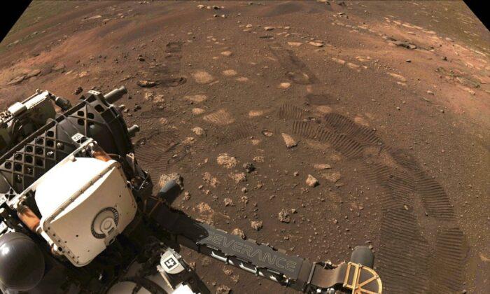 NASA’s New Mars Rover Hits Dusty Red Road, 1st Trip 21 Feet