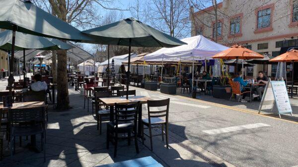 A street is blocked off for outdoor dining in Mountain View, Calif., on March 4, 2021. (Nancy Han/NTD News)