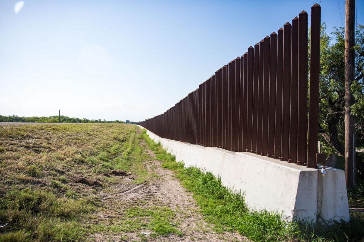 A border wall in the town of Brownsville, Texas, on June 1, 2017. (Benjamin Chasteen/The Epoch Times)