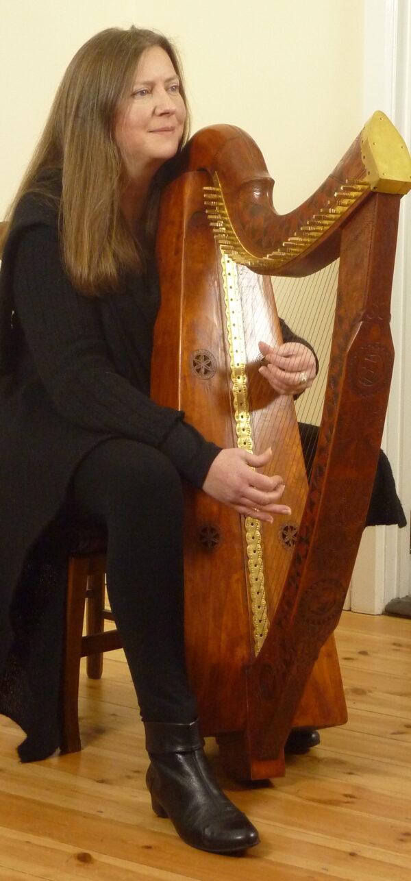 Musician Sylvia Crawford with her early Irish harp, which is based on the Castle Otway harp once owned by 18th-century Irish harpist Patrick Quin. (Simon Chadwick)