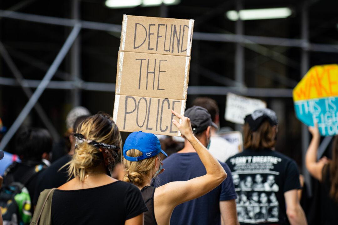 Black Lives Matter Protesters Block Traffic on Brooklyn Bridge, Clash With Police