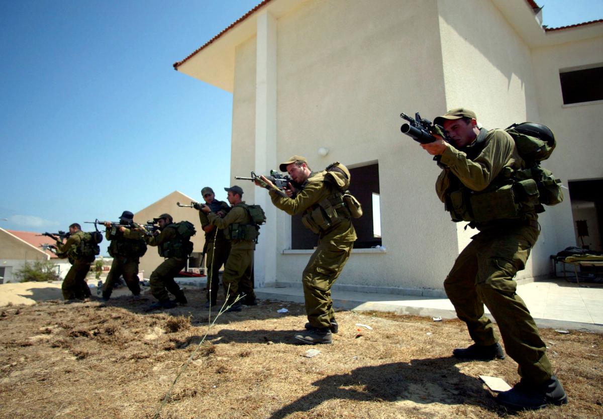 Israeli troops advance against Palestinian infiltrators during a training exercise in Pe'at Sadeh settlement in the Gaza Strip on Aug. 16, 2005. (Uriel Sinai/Getty Images)