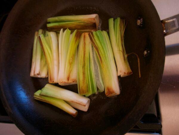 First cook the leeks in butter, until the edges are golden brown and caramelized. (Victoria de la Maza)