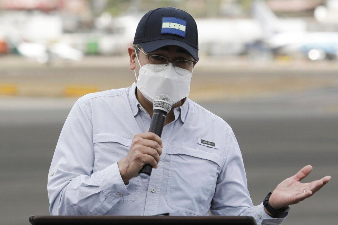 Accountant Testifies He Saw Honduras President Allegedly Take Bribes