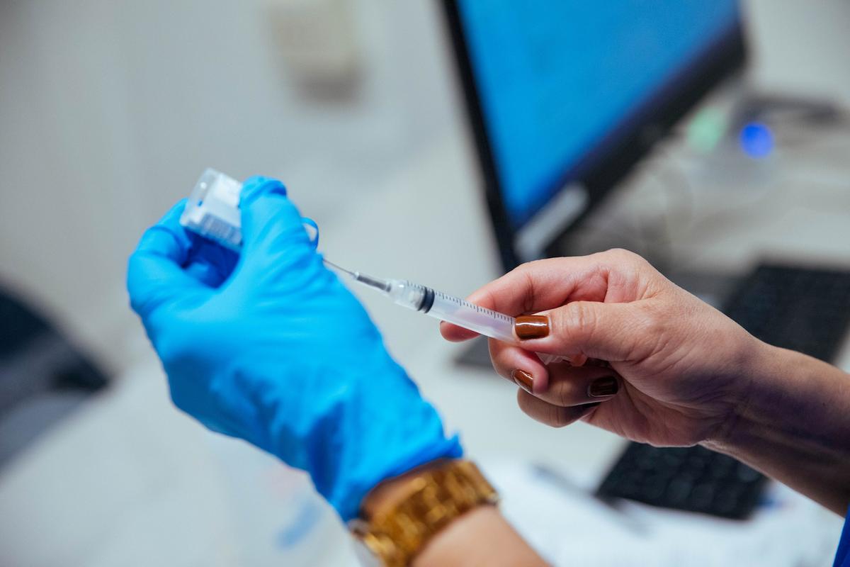 Nurse Ellen Quinones prepares a dose of Moderna's COVID-19 vaccine at the Bathgate Post Office vaccination facility in the Bronx, in New York on Jan. 10, 2021. (Kevin Hagen/Pool via Reuters)