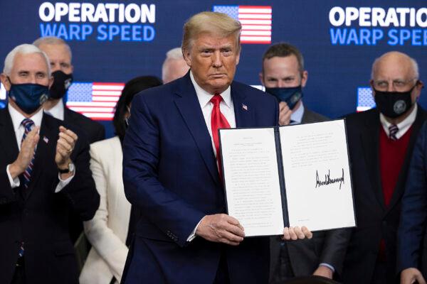 US President Donald Trump signed an executive order at the Operation Warp Speed Vaccine Summit in Washington, on Dec. 8, 2020. (Tasos Katopodis/Getty Images)