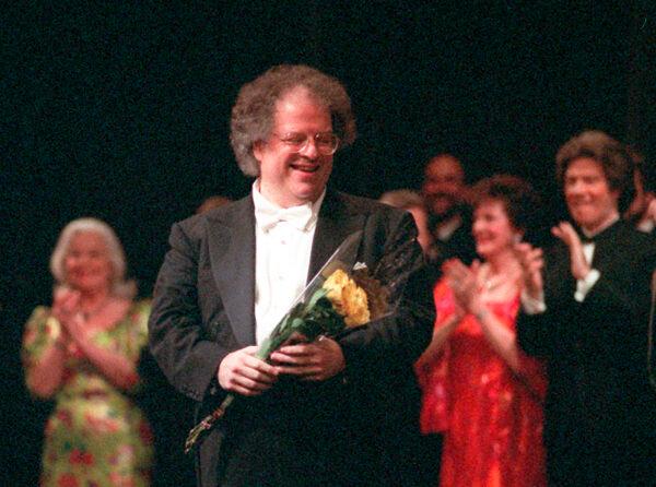 James Levine (C), the artistic director of the Metropolitan Opera, appears at a curtain call for the gala celebrating his 25th anniversary with the company in New York City, on April 28, 1996. (Osamu Honda/AP Photo)