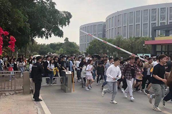 Angry College Students Break Free From Prolonged COVID-19 Lockdown in China