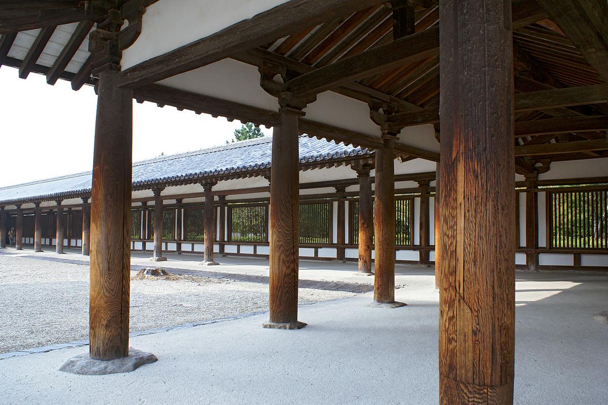 The wooden columns at Horyuji Temple are examples of the application of entasis, where the columns are gently tapered for aesthetic effect and sometimes for weight bearing purposes. (663highland/CC BY-SA 3.0)