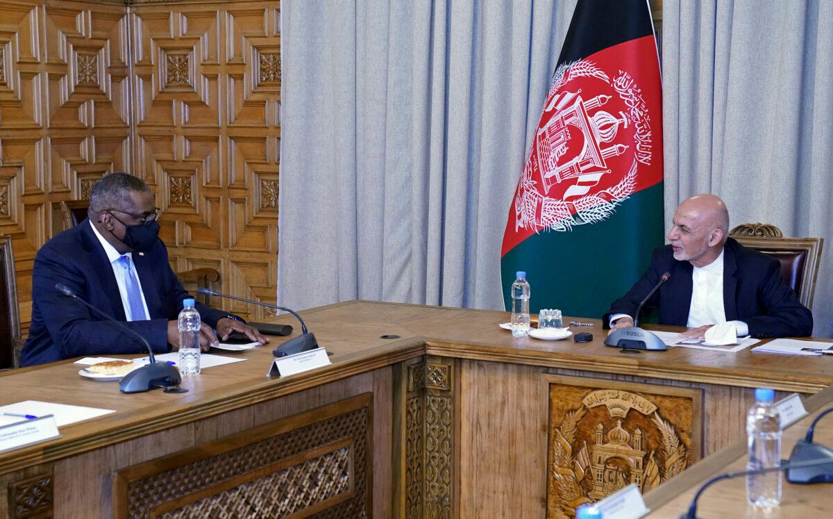 U.S. Defense Secretary Lloyd Austin (L) meets Afghan President Ashraf Ghani at the presidential palace in Kabul, Afghanistan, on March 21, 2021. (Presidential Palace via AP)