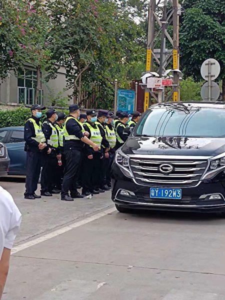 The Chinese authorities mobilize a large number of police to suppress a workers’ protest, arresting 40 to 50 workers in Foshan city, Guangdong Province, China, on March 19, 2021. (Supplied)