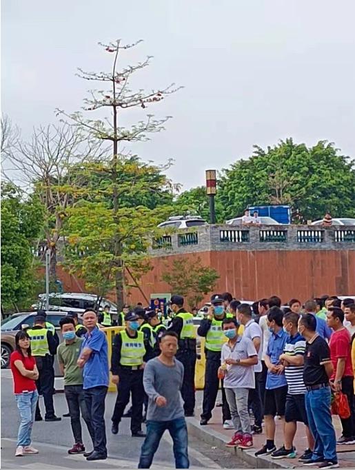 Thousands of employees of Nanhua Metal Gem Crafts Co., Ltd., in Foshan City, Guangdong Province, China, gather in front of their factory to protest pay and conditions on March 18, 2021. (Supplied)