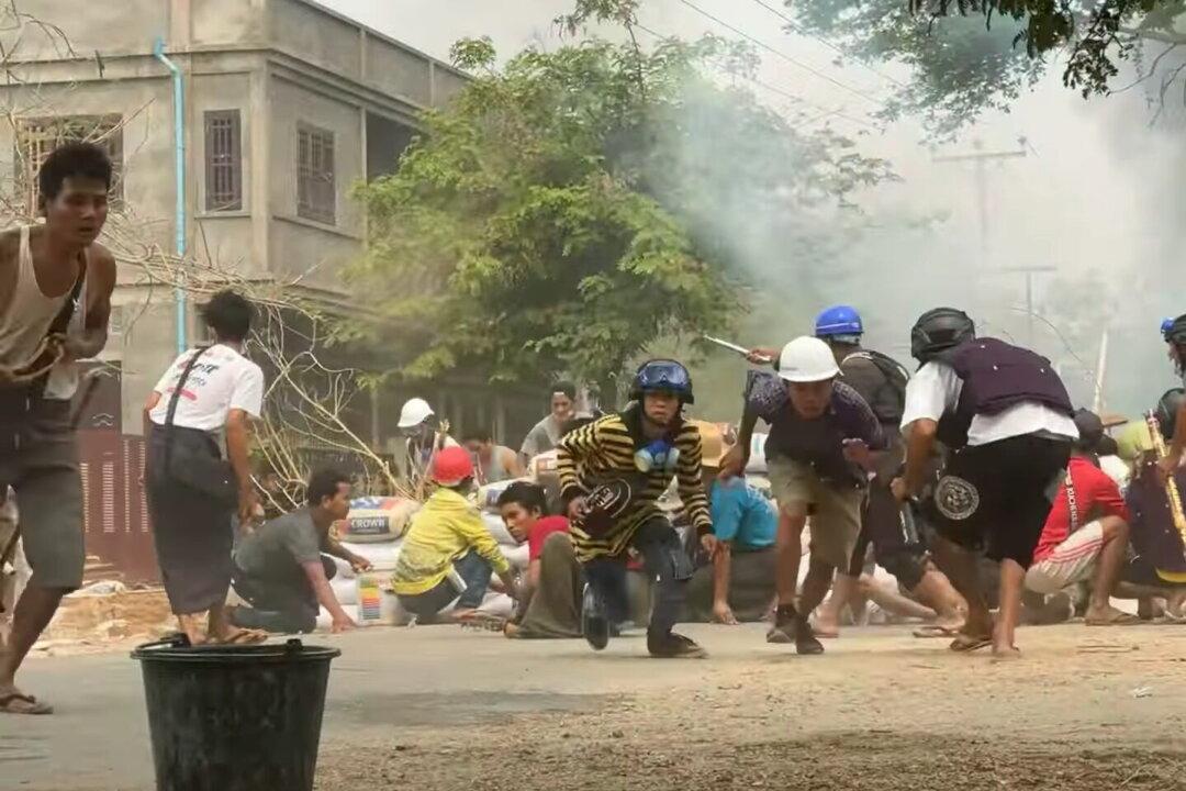 Burma Protesters Defiant as 2 More Killed, Pressure on Junta Grows