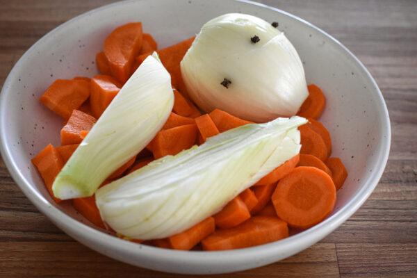 Prepare the clove-studded onion, carrots, and fennel. (Audrey Le Goff)