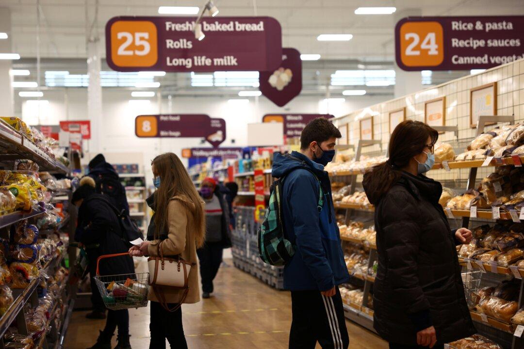 UK Shopper Numbers Edge Higher as End of Restrictions Nears