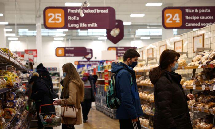 UK Shopper Numbers Edge Higher as End of Restrictions Nears