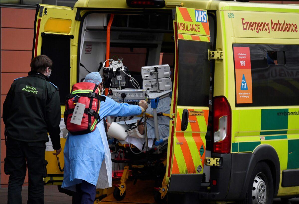 Medical workers move a patient between ambulances outside of the Royal London Hospital amid the spread of the coronavirus disease (COVID-19) pandemic, London, Britain, on Jan. 27, 2021. (Toby Melville/Reuters)