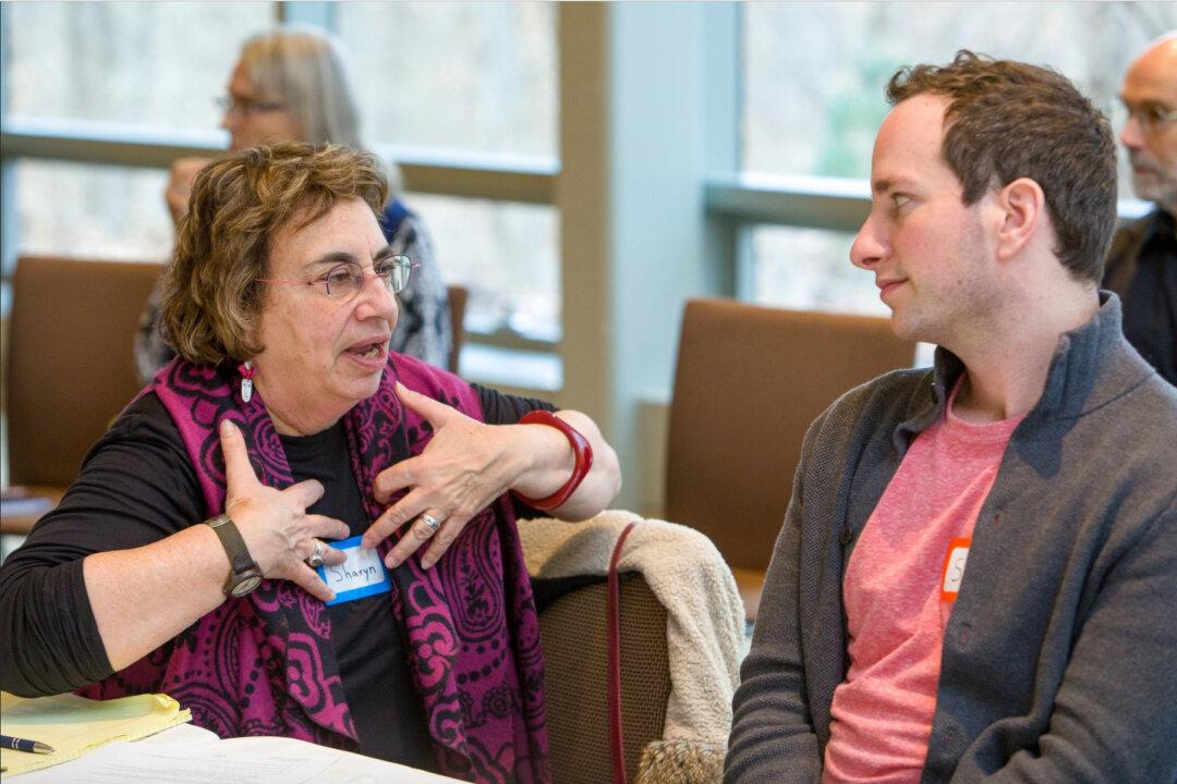 Group Brings Together Democrats and Republicans in Talks, Promotes Unity