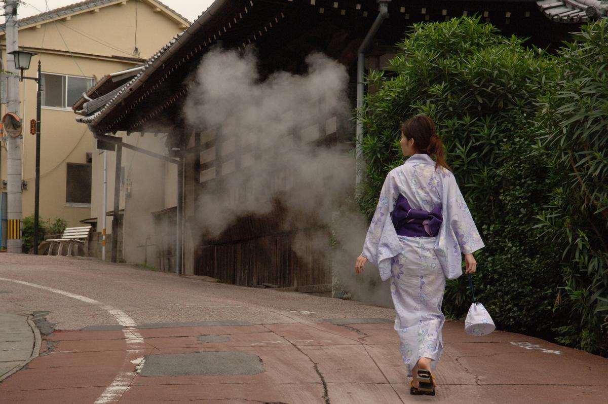 A woman in traditional dress walks to the Kannawa Hot Spring in the city of Beppo, Japan. (Promotion Airport Environment Improvement Foundation/JNTO)
