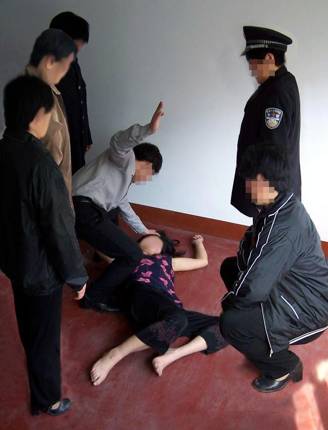 A re-enactment of an abuse and torture method employed in Chinese prisons to coerce prisoners of conscience to give up their faith. (<a href="https://en.minghui.org/">Minghui.org</a>)