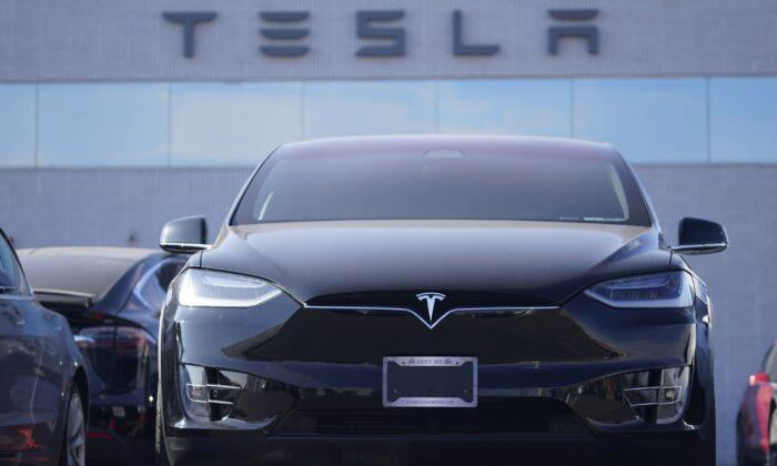 Senators Ask FTC to Probe Tesla’s Self-Driving Claims Following Crashes