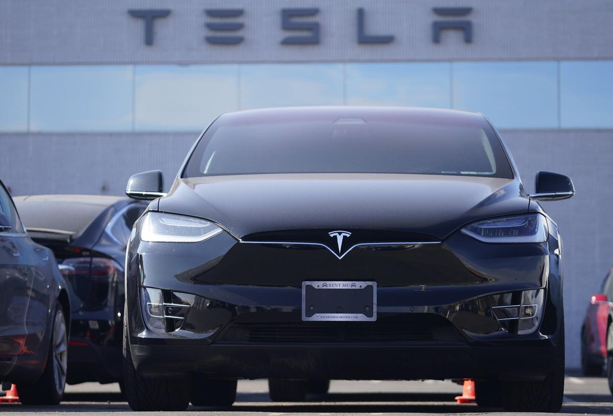 Senators Ask FTC to Probe Tesla’s Self-Driving Claims Following Crashes