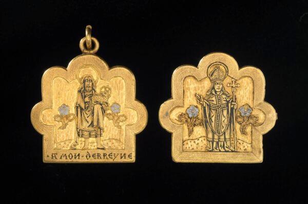 This 15th-century English reliquary pendant showing (R) Thomas Becket as archbishop may have contained Becket’s relics. St. John the Baptist is on the pendant’s reverse. (The Trustees of The British Museum)