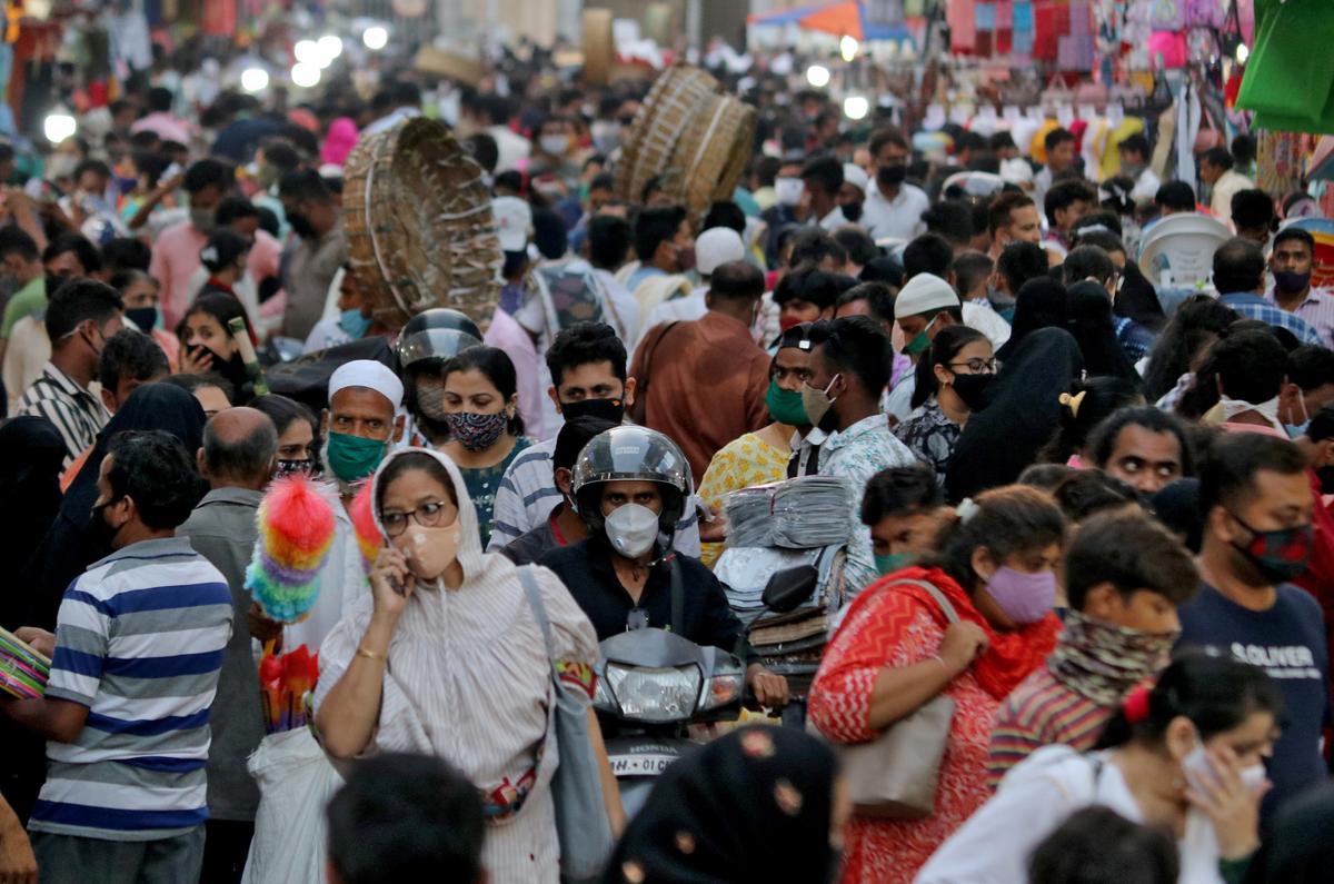 People wearing protective masks crowd a marketplace amidst the spread of COVID-19 in Mumbai, India, on March 22, 2021. (Niharika Kulkarni/Reuters)