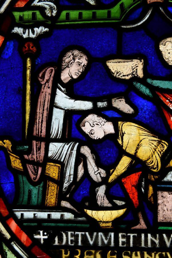 In this detail on the fifth “miracle window” at Canterbury Cathedral, Ralph de Longeville sits in front of Becket’s tomb, while he’s being bathed in St. Thomas’s Water in the hope to cure his leprosy. (The Chapter, Canterbury Cathedral)