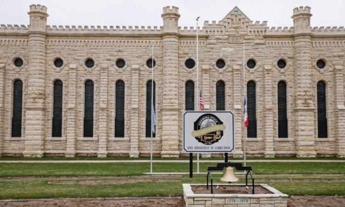 Police: Inmates Killed 2 Iowa Prison Staff in Escape Attempt