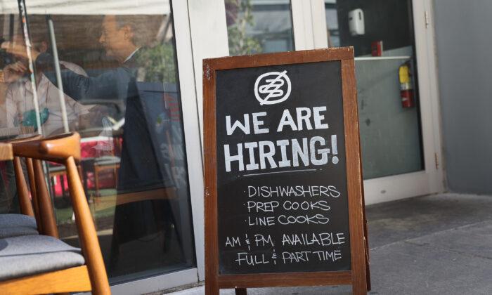 US Jobless Claims Fall to 684,000, Fewest Since Pandemic Began