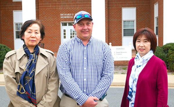 Kevin Marshall (C), Berkeley District supervisor, and Falun Gong practitioners outside the county government building in Spotsylvania County, Va., on March 23, 2021. (Sherry Dong/The Epoch Times)