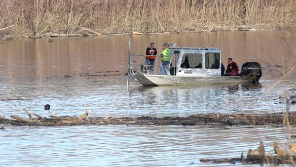 Missouri law enforcement personnel aided by the United States Geological Survey team use imaging sonar to try to locate the body of Mengqi Ji Elledge near Columbia, Miss., on Dec. 4, 2019. (Don Shrubshell/Columbia Daily Tribune via AP)