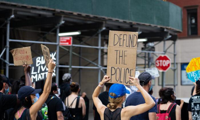 Black Lives Matter Vandalize Central Park Monument, Clash With Police, 6 Arrested