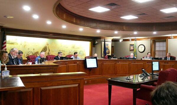 Spotsylvania County, Va., officials discuss a resolution to condemn the CCP's forced organ harvesting from Falun Gong practitioners in the county's government building, on March 23. (Sherry Dong/The Epoch Times)