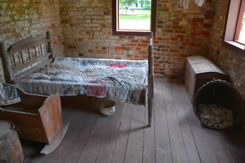 Inside a slave cabin at Boone Hall Plantation. (meunierd/Shutterstock)