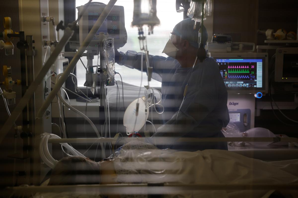 French COVID-19 Patient Numbers Rise Again, Adding to Pressure for New Lockdown